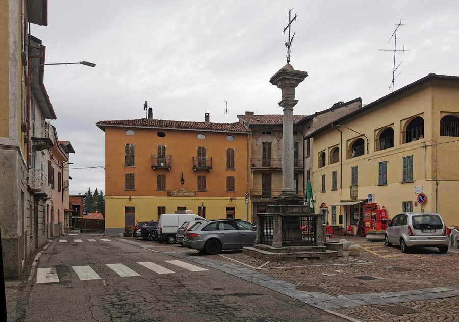 Piazza Dante Girani nel centro di Montegrino Valtravaglia