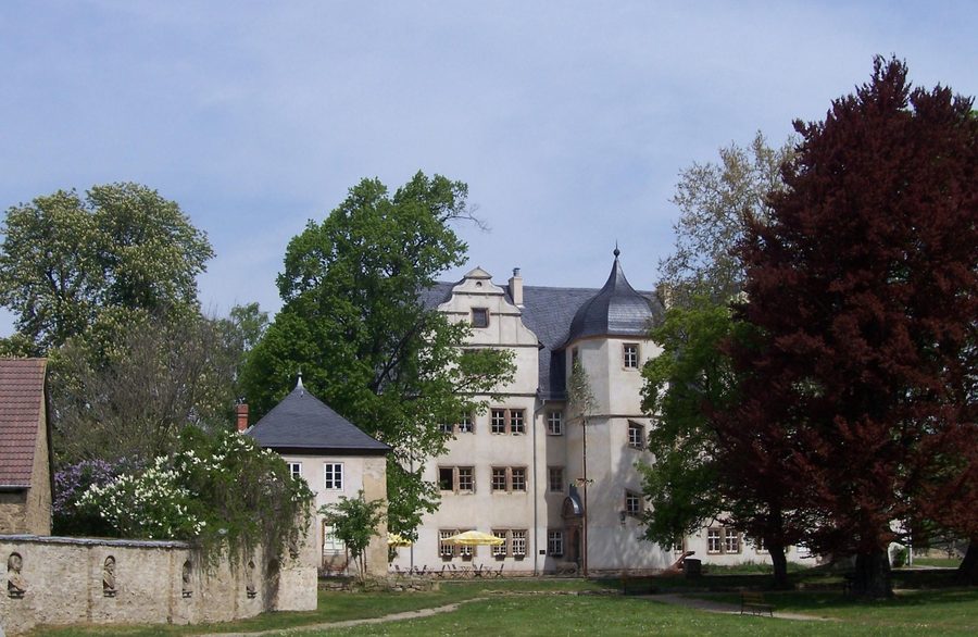 Schloss Kromsdorf mit der historischen Parkmauer und ihren Porträtbüsten