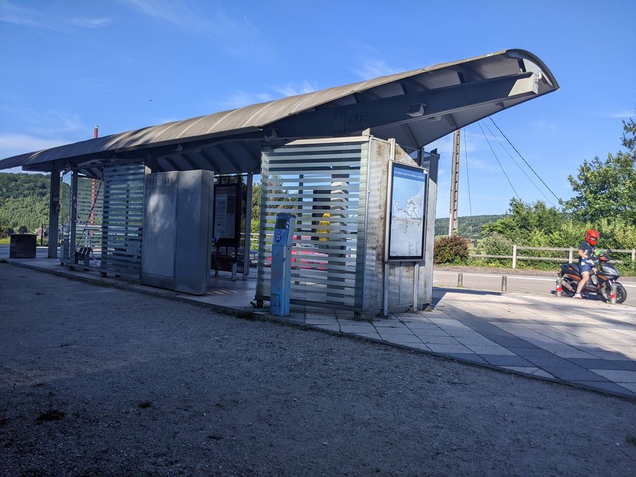 File:Gare de Montville - Abri (juil 2022).jpg
