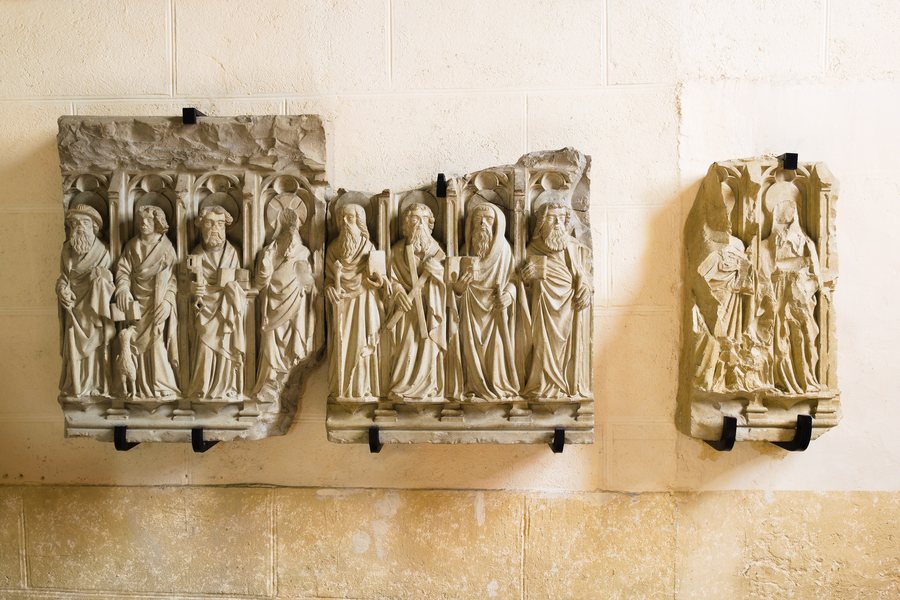 File:Bas relief médiéval Saint-Chély-d'Aubrac.jpg