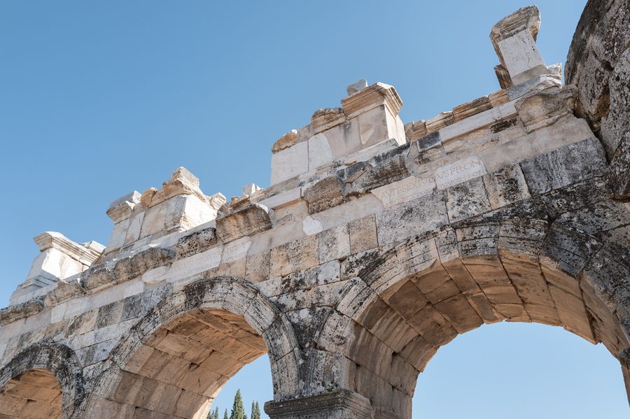 Porta Frontinus nella città di rovine antiche di Hierapolis presso Pamukkale