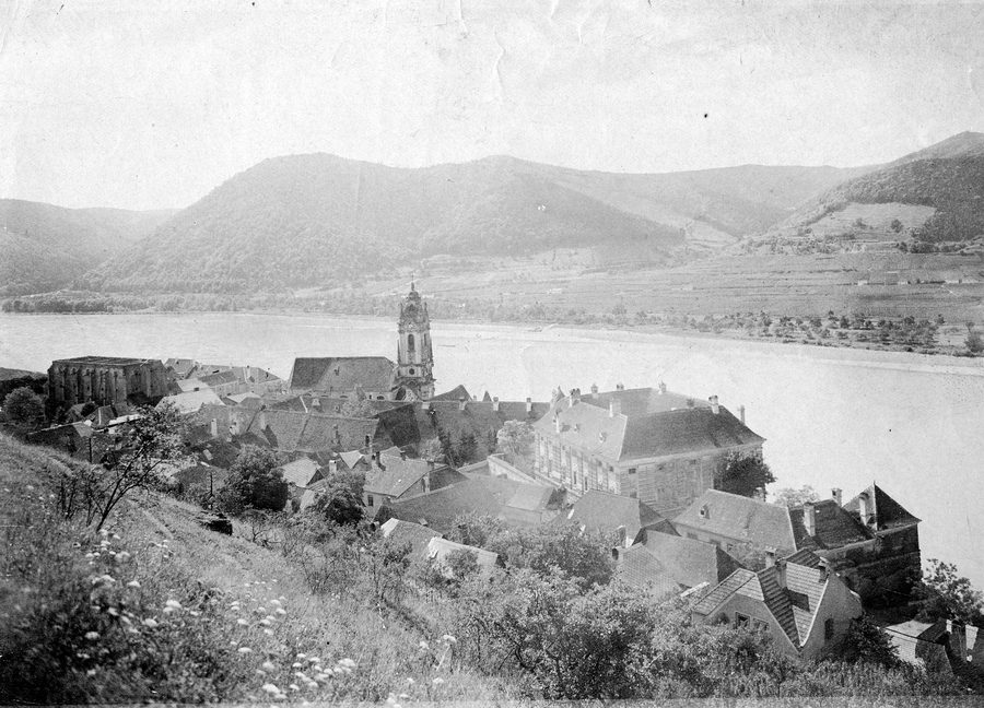 Vista su Dürnstein nella Wachau, sul Danubio e sui vigneti della riva sud