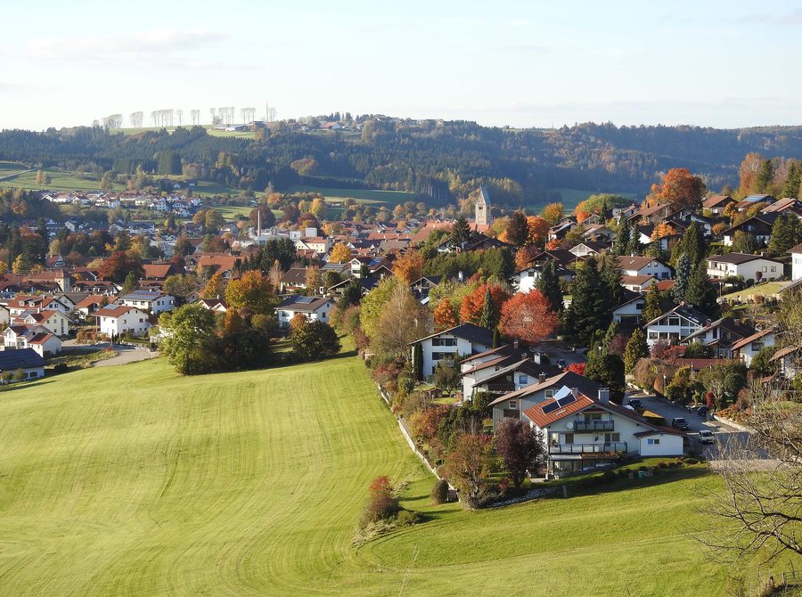 Obergünzburg von Süden mit Ortsansicht und umliegender Landschaft