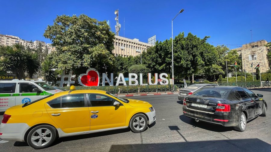 Via del mercato a Nablus con negozi e passanti
