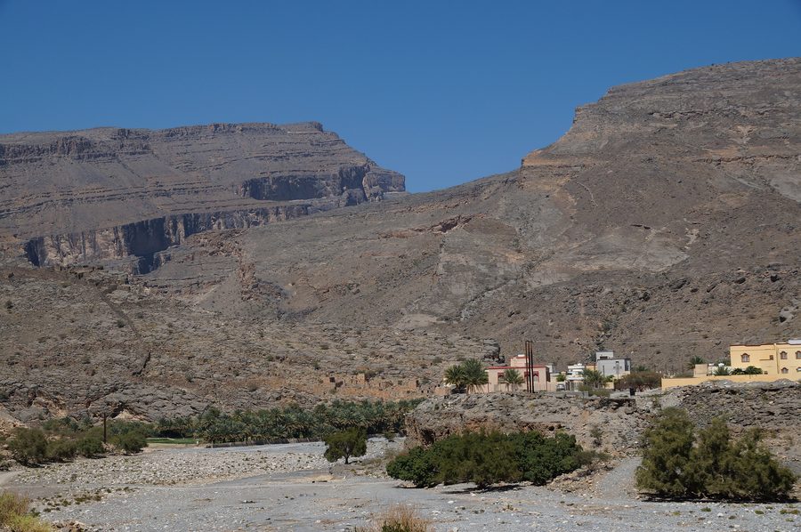 Blick auf das verlassene Dorf Ghul und die felsige Schlucht des Wadi Nakhar am Jebel Shams im Oman.