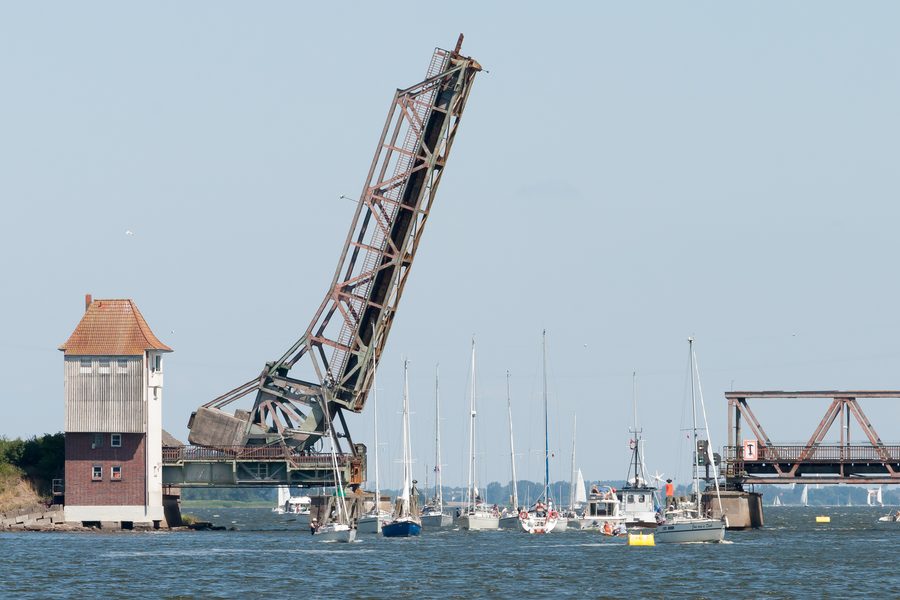 Geöffnete Schleibrücke bei Lindaunis über der Schlei