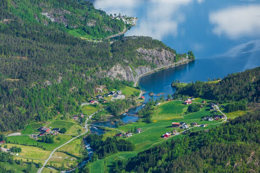 Vista dal Mount Hoven su Sande e il lago Lovatnet presso Loen nei dintorni più ampi di Olden