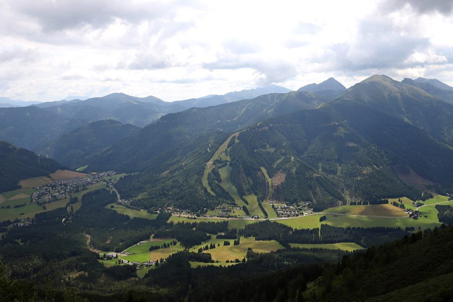 Vista di Hohentauern in Stiria con paesaggio alpino di montagna