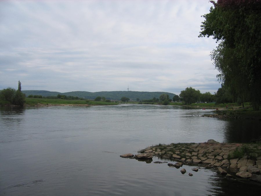 Die Weser bei Minden mit dem Jakobsberg im Hintergrund