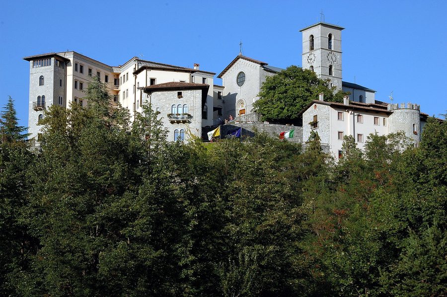 Castelmonte con castello e Santuario nel paesaggio collinare del Friuli-Venezia Giulia