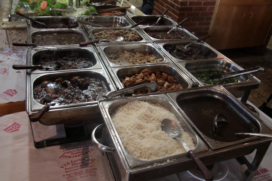 Un piatto di feijoada servito in un ristorante.