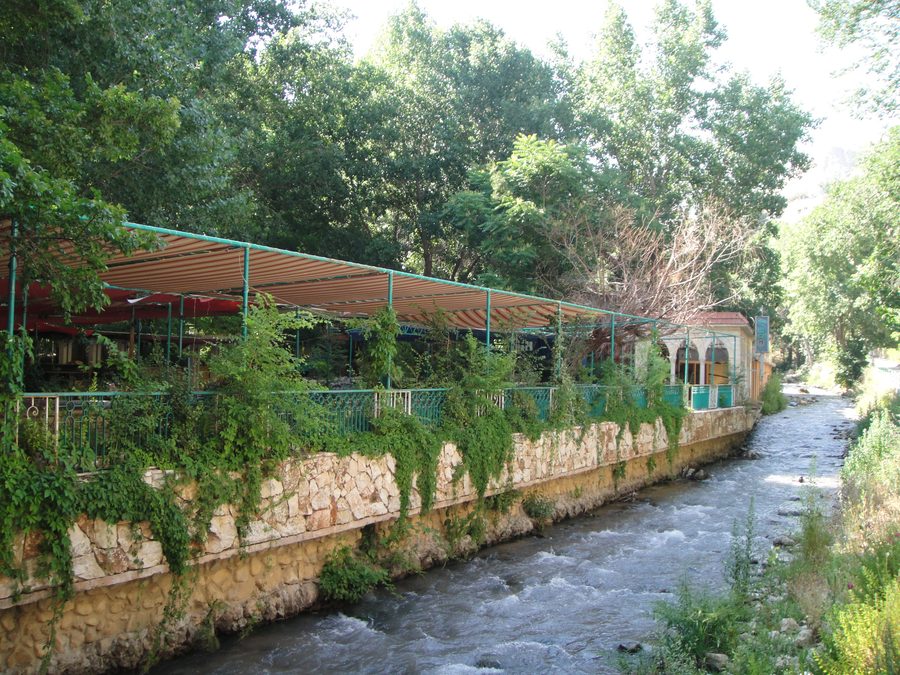 Caffè lungo il fiume Berdawni a Zahlé, Libano