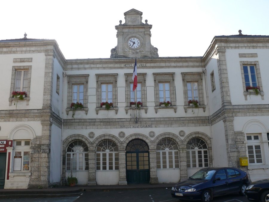 File:Montfort-en-Chalosse - Hôtel de ville - 1.jpg
