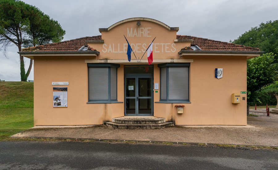 File:Town hall of Lamazere (2).jpg