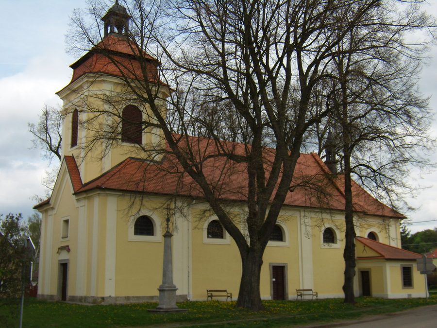 Außenansicht der Kirche St. Wenzel in Dnešice