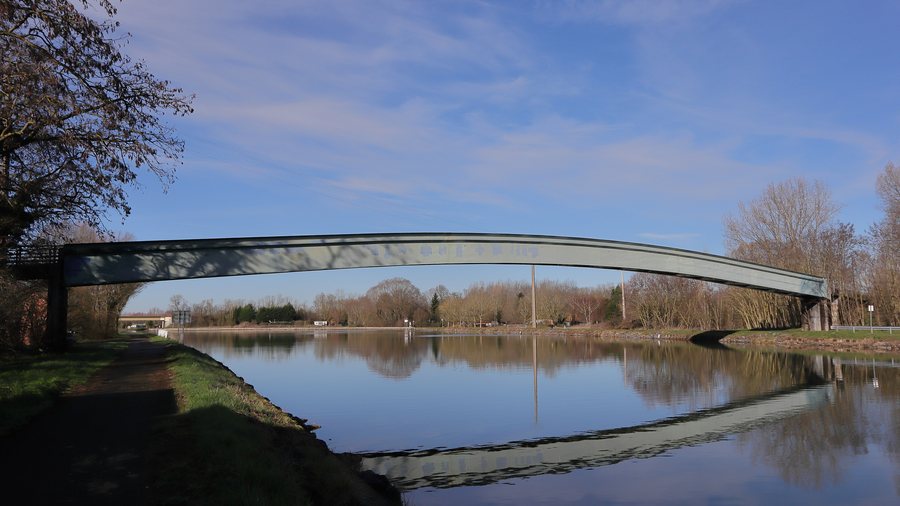 File:Vue de la Passerelle du canal de la Sensée à Hem-Lenglet - Pont.jpg