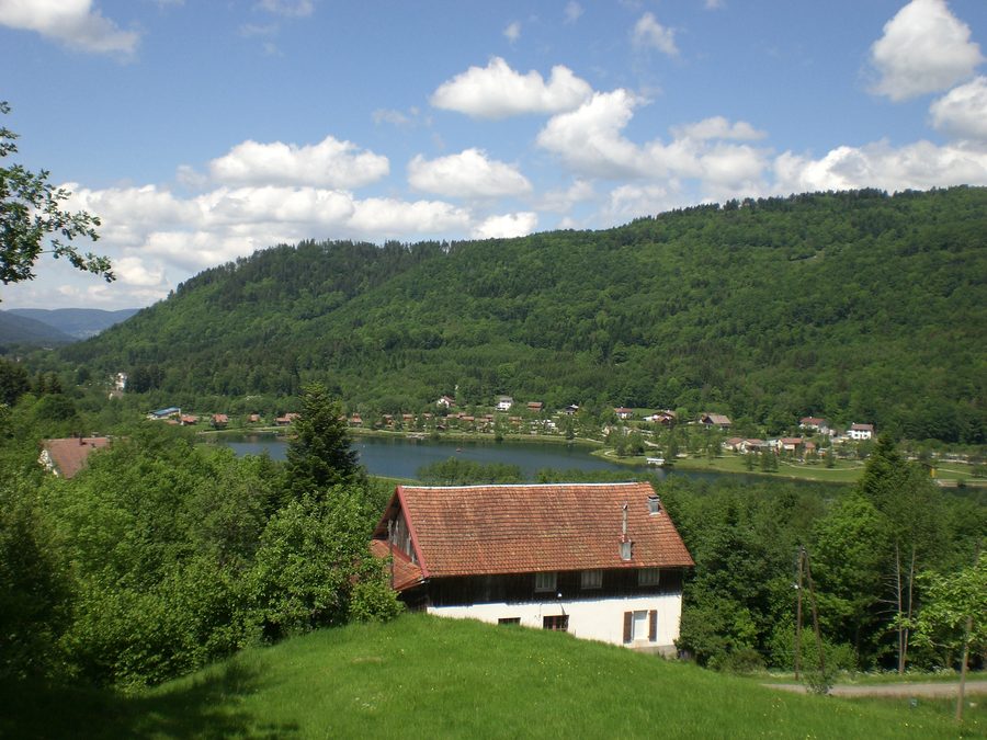 Vue panoramique du lac artificiel et de la base de loisir depuis le versant les Amias