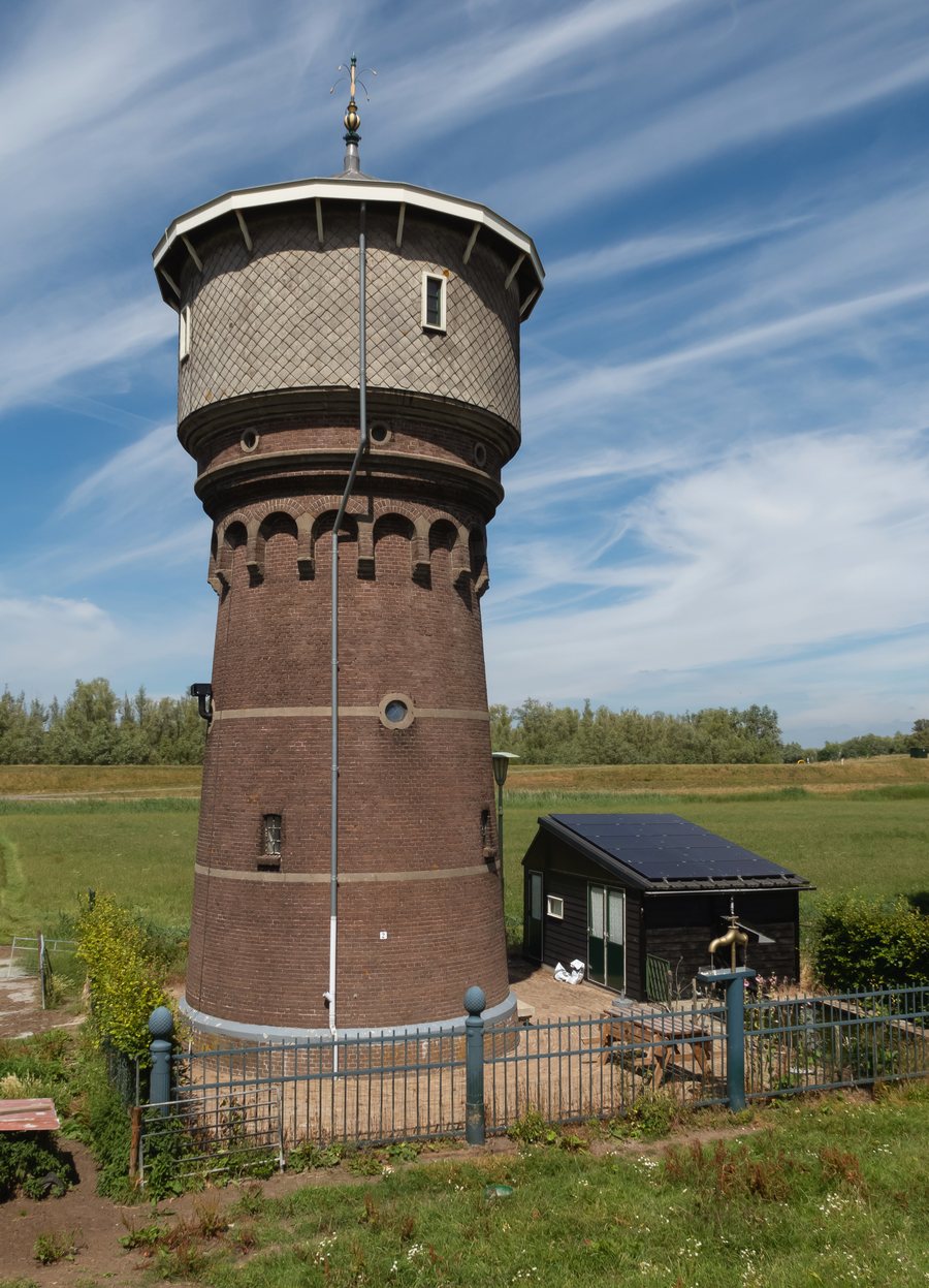 File:Hoeksche Waard Heinenoord, de watertoren RM525095 IMG 2550 2022-07-11 15.16.jpg