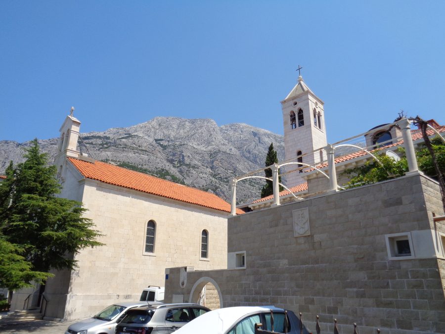 Vista laterale della Chiesa di San Nicola a Baška Voda