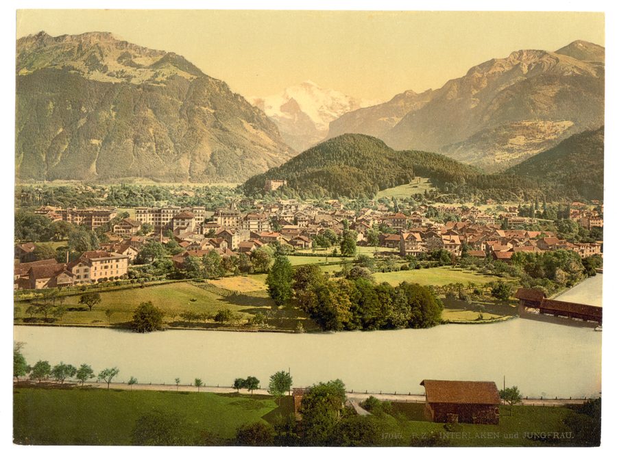 Blick auf Interlaken mit der Aare im Vordergrund und der Jungfrau im Hintergrund