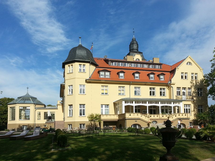 File:Schlosshotel Wendorf SEP2013.jpg