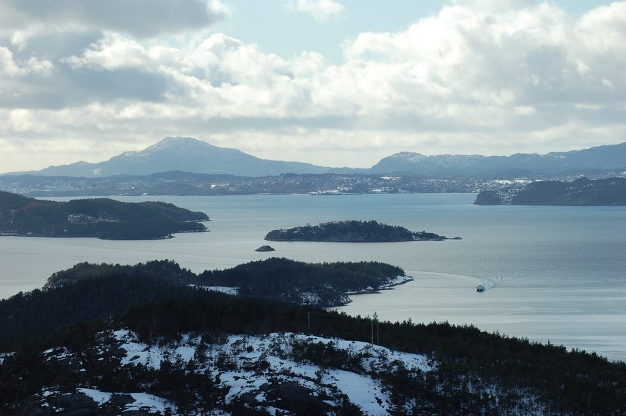 Paesaggio di fiordo nella Sunnhordland visto da Sunde, con Stord sullo sfondo e parti di Huglo e Halsnøy.