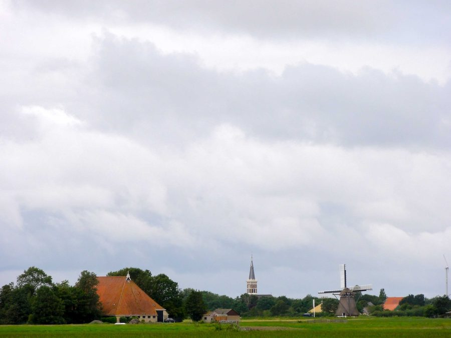 Vista di Cornwerd con la Sint-Bonifatiuskerk e il Cornwerdermolen