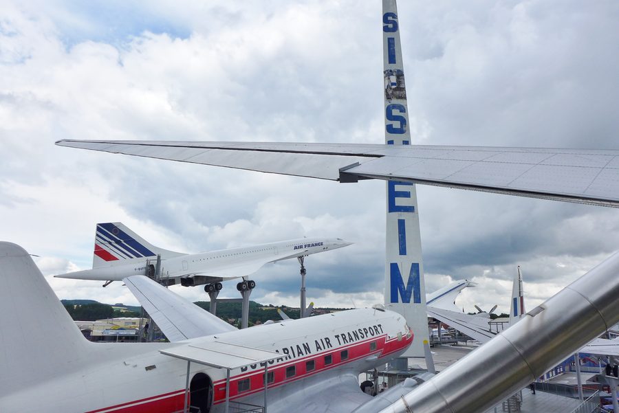 Vista sugli aerei supersonici sul tetto del Museo della Tecnica di Sinsheim.