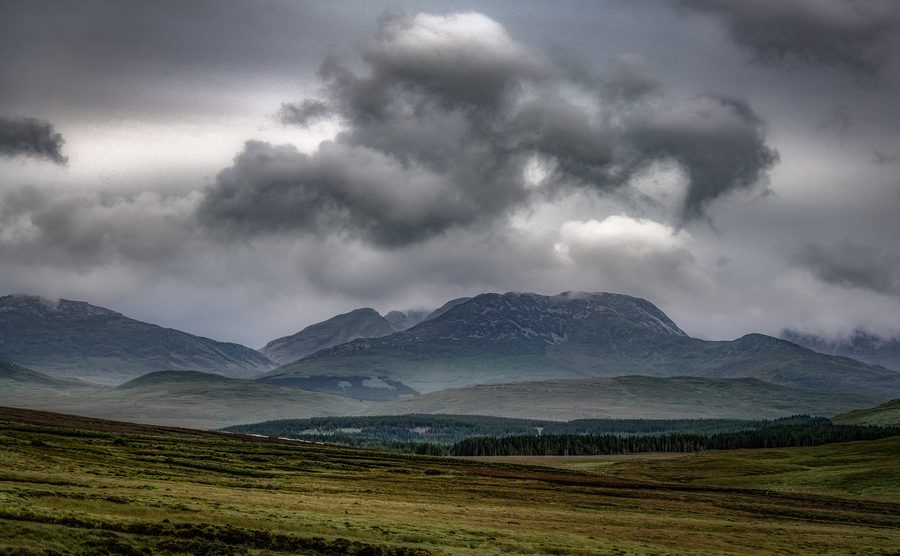 Paesaggio nuvoloso nella contea di Galway, Irlanda