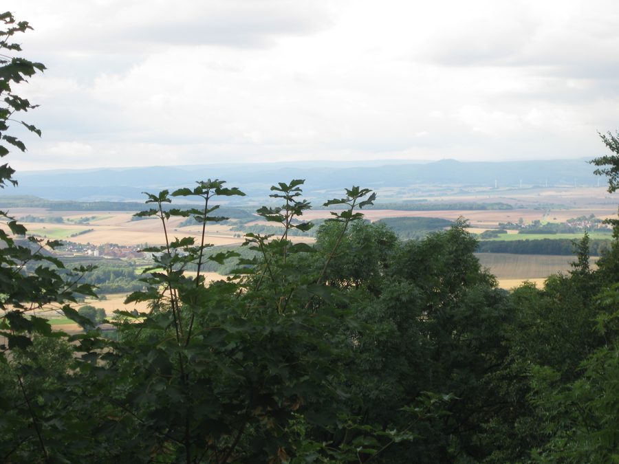 Blick auf Burg Lohra mit ihrer romanischen Doppelkapelle