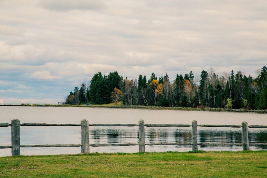 Riva del Lago Superiore nel Chippewa Park a Thunder Bay, Ontario