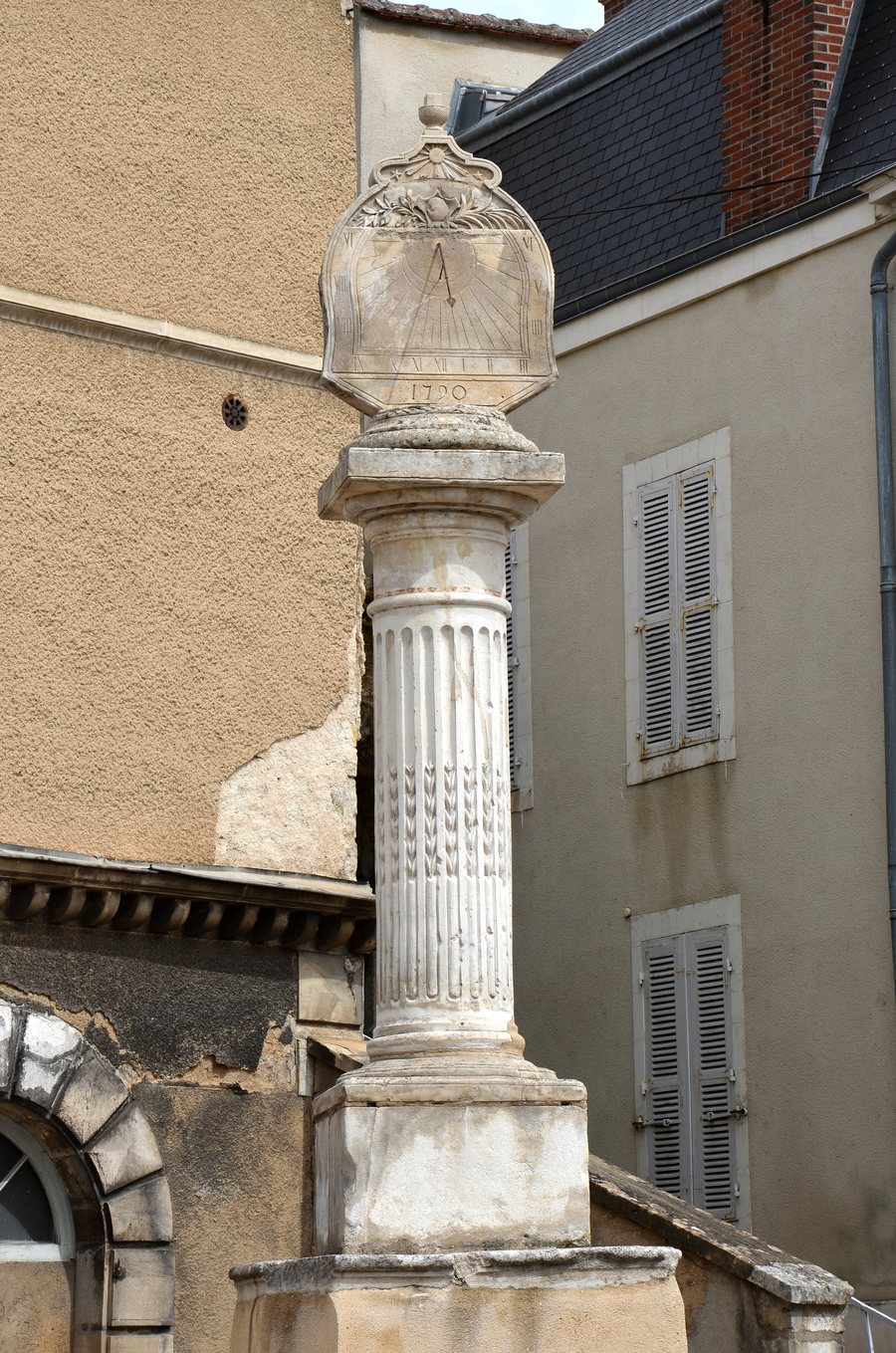 File:Cadran solaire à Vermenton DSC 0154.JPG