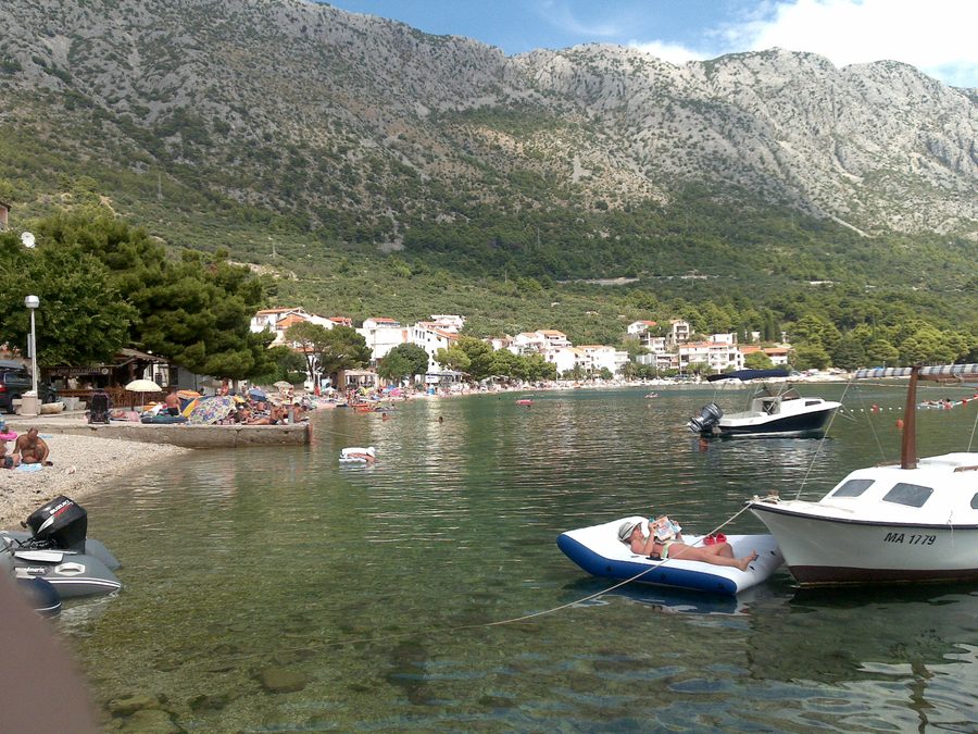 Vista del centro spiaggia di Igrane sulla costa croata