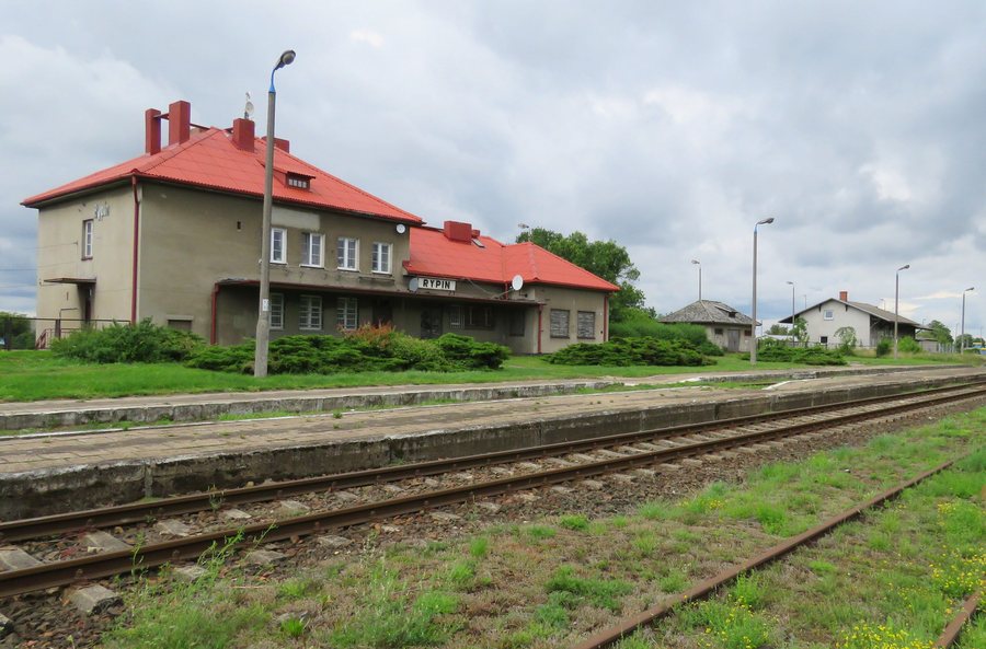 File:RYPIN stacja PKP 02.jpg