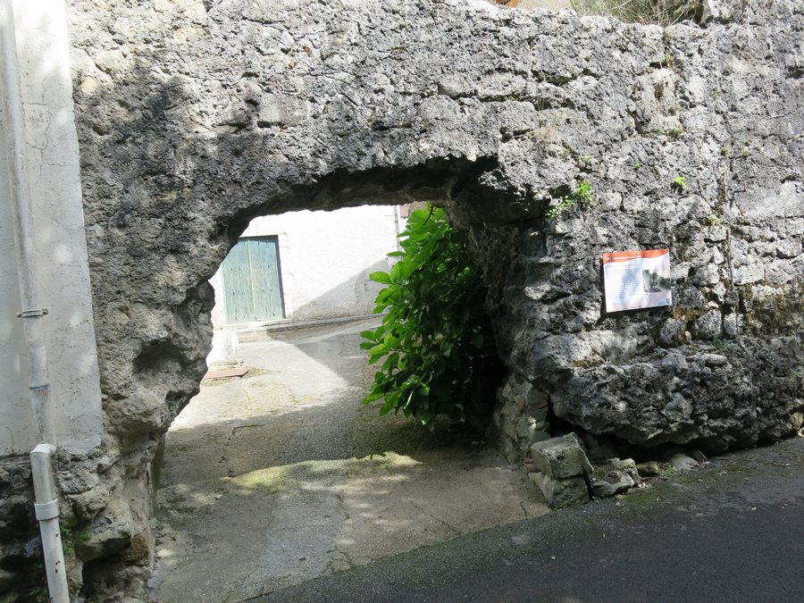 File:La trouée des Espagnols (Sorde-l'Abbaye).jpg