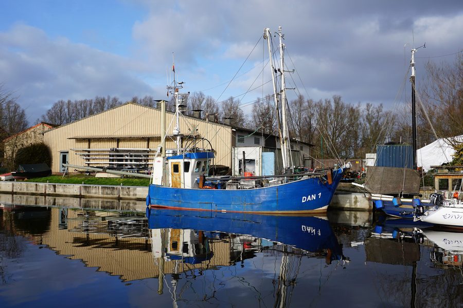 Im Vareler Hafen liegt im Winter der Krabbenkutter DAN 1 Friesland.