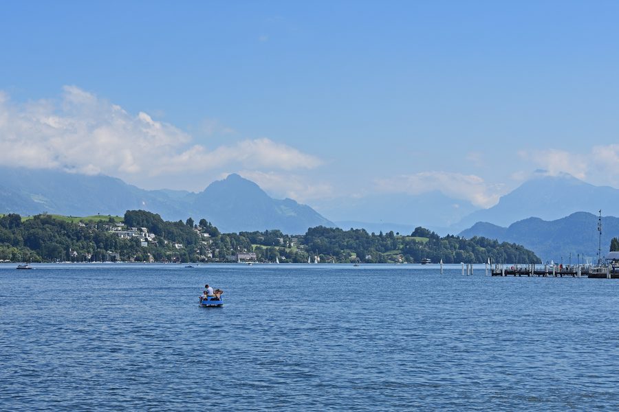 Vierwaldstättersee am Schweizerhofquai in Luzern