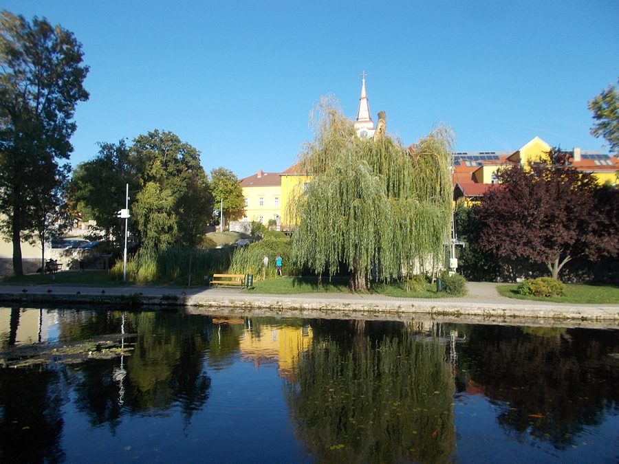 Church Hill visto attraverso il Piccolo Lago a Tapolca