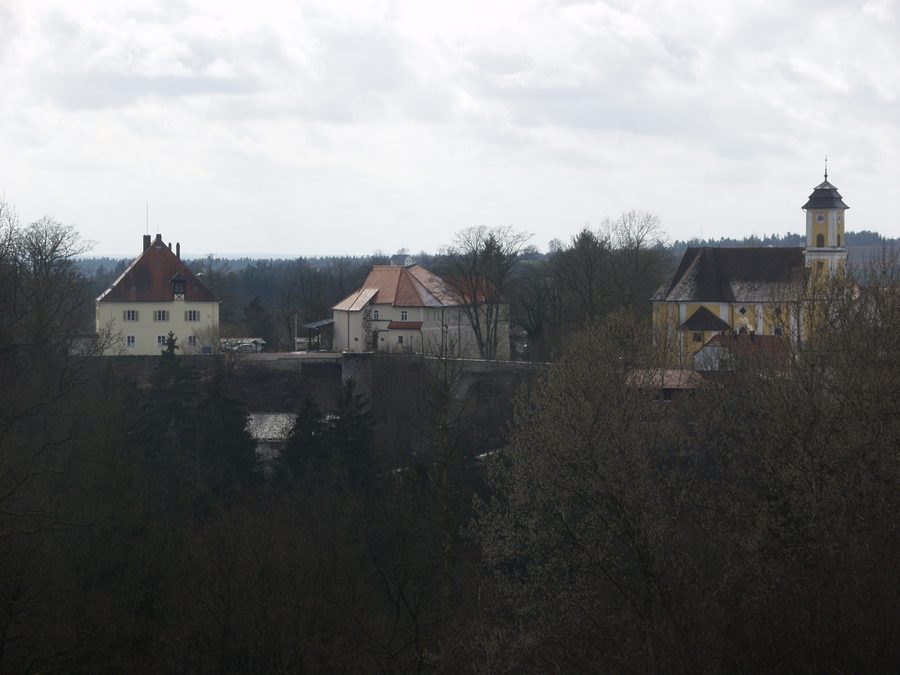 Burganlage Mitterfels mit der Kirche St. Georg, dem Rathaus und dem ehemaligen Gefängnis, heute Sitz des Heimatmuseums