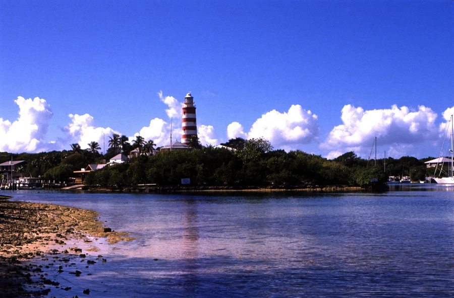 Elbow Cay Lighthouse in der Bucht von Hope Town auf Elbow Cay
