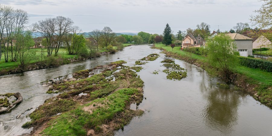 File:Arroux river in Etang-sur-Arroux (2).jpg