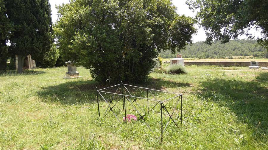 File:Saint-Just-et-Vacquières - Cimetière 2.jpg
