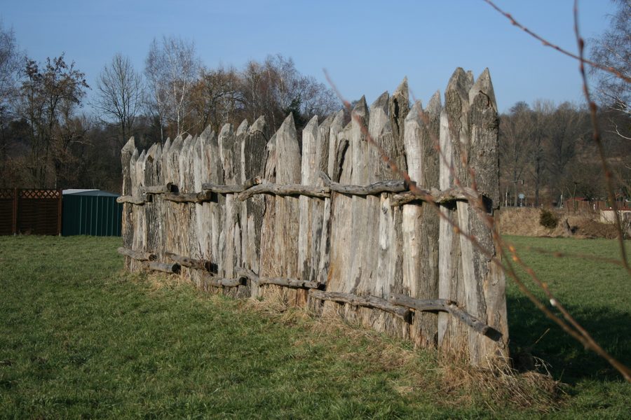 Rekonstruierte Limespalisade beim Kastell Marköbel
