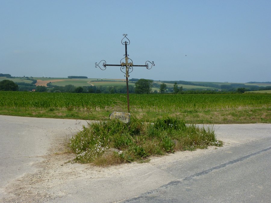 File:Reclinghem (Pas-de-Calais) croix de chemin.JPG