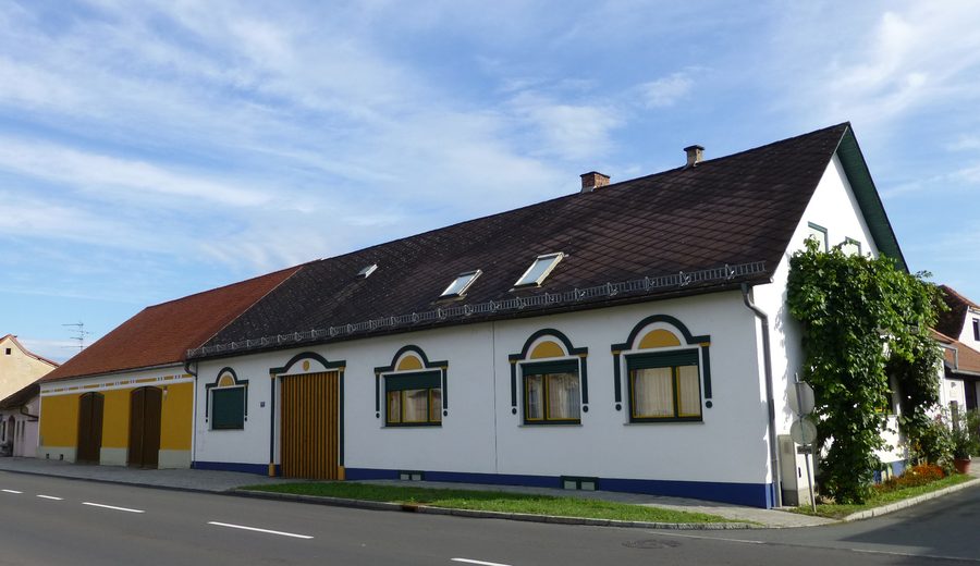 Case tradizionali sulla strada principale a Rudersdorf, sud del Burgenland