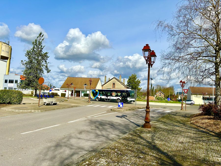 File:La Chapelle-Saint-Luc - rond-point de l'avenue Maréchal Leclerc.jpg