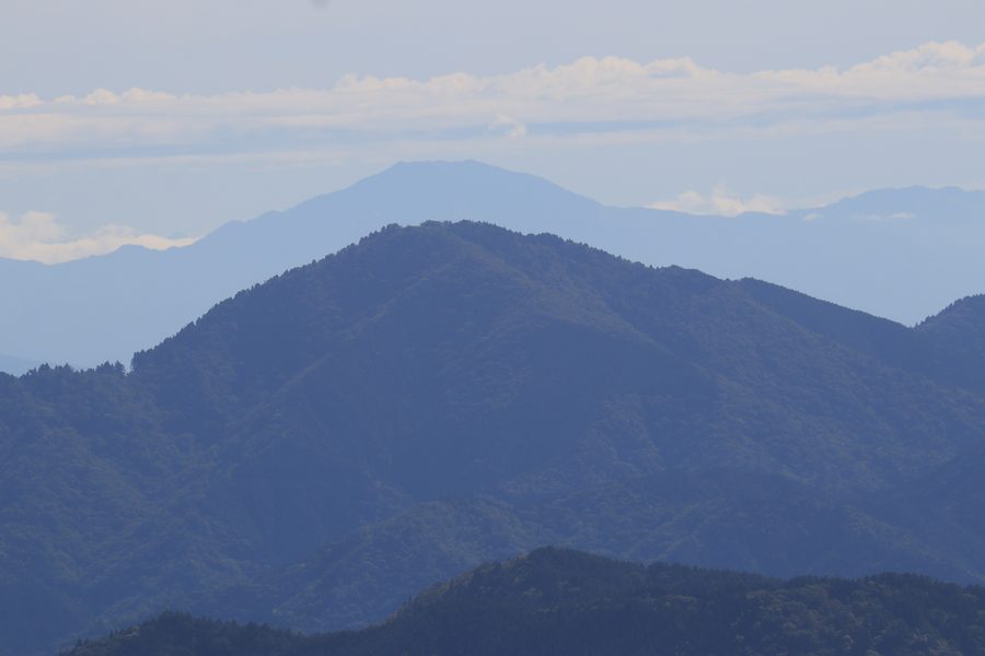 Blick auf den Berg Ena über den Berg Koga vom Berg Hinaga in Seki, Präfektur Gifu