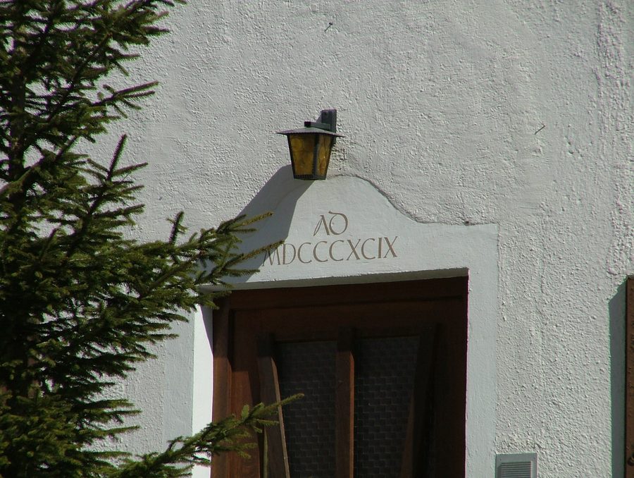 Pfarrhaus in Unterjoch, Bad Hindelang, vor alpiner Landschaft