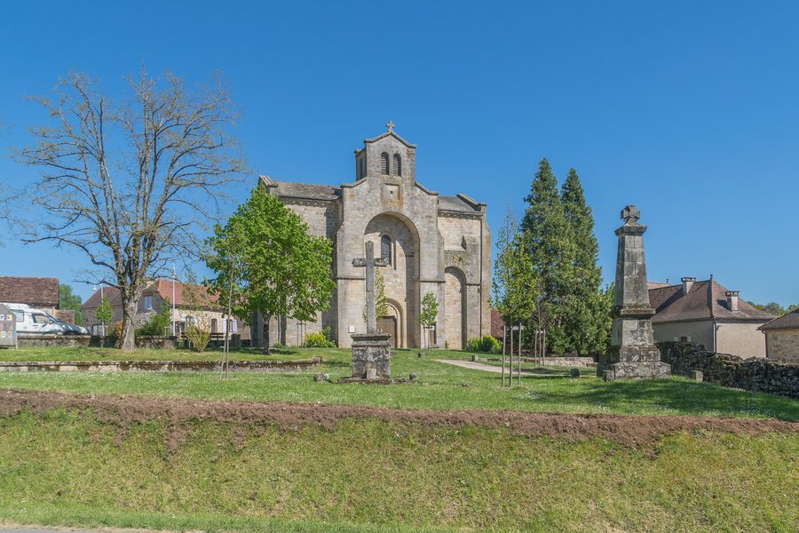 File:Saint Saturnin Church of Le Bourg 01.jpg