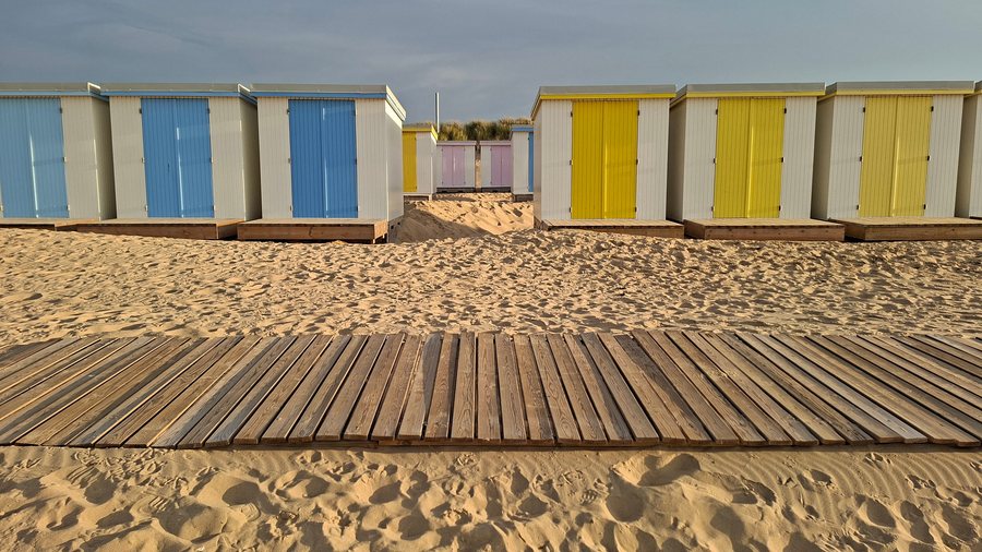 File:Beach Huts Calais Plage.jpg
